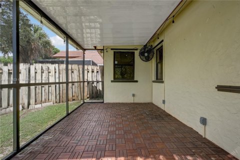 House in Pembroke Pines, Florida 2 bedrooms, 102.75 sq.m. № 1896215 - photo 25