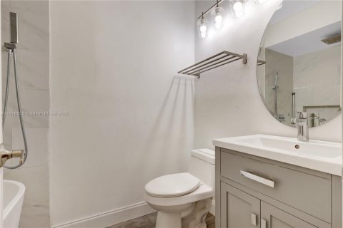 House in Pembroke Pines, Florida 2 bedrooms, 102.75 sq.m. № 1896215 - photo 13