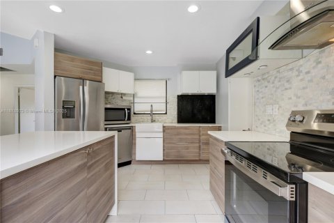 House in Pembroke Pines, Florida 2 bedrooms, 102.75 sq.m. № 1896215 - photo 2