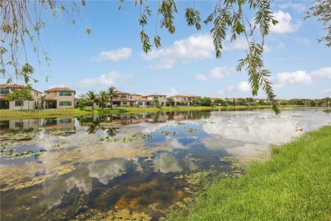 House in Pembroke Pines, Florida 2 bedrooms, 102.75 sq.m. № 1896215 - photo 6