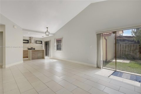 House in Pembroke Pines, Florida 2 bedrooms, 102.75 sq.m. № 1896215 - photo 18