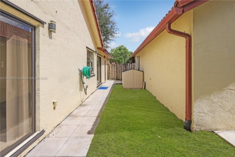 House in Pembroke Pines, Florida 2 bedrooms, 102.75 sq.m. № 1896215 - photo 26