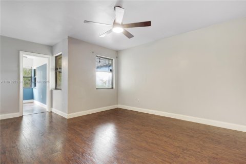 House in Pembroke Pines, Florida 2 bedrooms, 102.75 sq.m. № 1896215 - photo 8