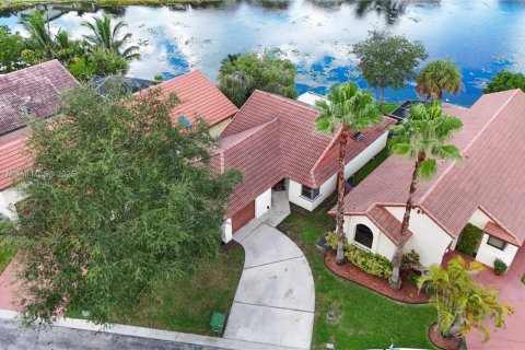 House in Pembroke Pines, Florida 2 bedrooms, 102.75 sq.m. № 1896215 - photo 20