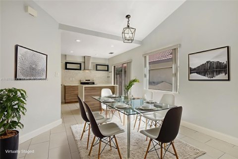 House in Pembroke Pines, Florida 2 bedrooms, 102.75 sq.m. № 1896215 - photo 3