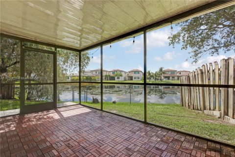 House in Pembroke Pines, Florida 2 bedrooms, 102.75 sq.m. № 1896215 - photo 10