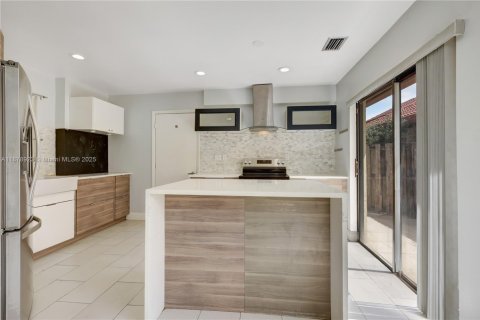 House in Pembroke Pines, Florida 2 bedrooms, 102.75 sq.m. № 1896215 - photo 27