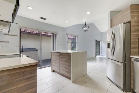 House in Pembroke Pines, Florida 2 bedrooms, 102.75 sq.m. № 1896215 - photo 17