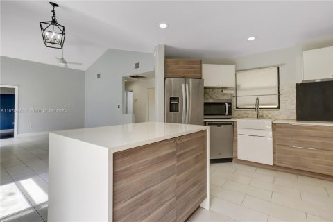 House in Pembroke Pines, Florida 2 bedrooms, 102.75 sq.m. № 1896215 - photo 7