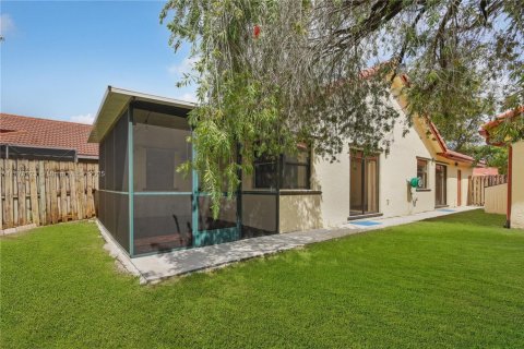 House in Pembroke Pines, Florida 2 bedrooms, 102.75 sq.m. № 1896215 - photo 11