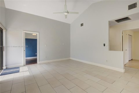 House in Pembroke Pines, Florida 2 bedrooms, 102.75 sq.m. № 1896215 - photo 28