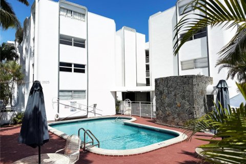 Condo in Bay Harbor Islands, Florida, 1 bedroom  № 1863953 - photo 2