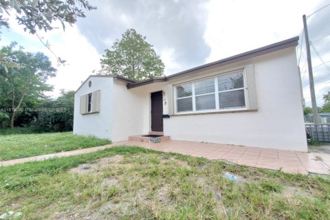 Villa ou maison à louer à Hollywood, Floride: 2 chambres, 80.27 m2 № 1959961 - photo 2