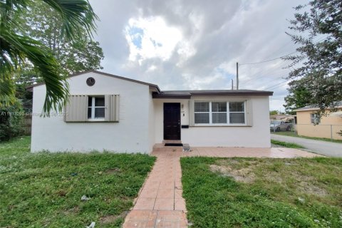 Villa ou maison à louer à Hollywood, Floride: 2 chambres, 80.27 m2 № 1959961 - photo 1