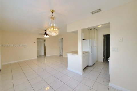 Villa ou maison à louer à Hollywood, Floride: 2 chambres, 80.27 m2 № 1959961 - photo 4