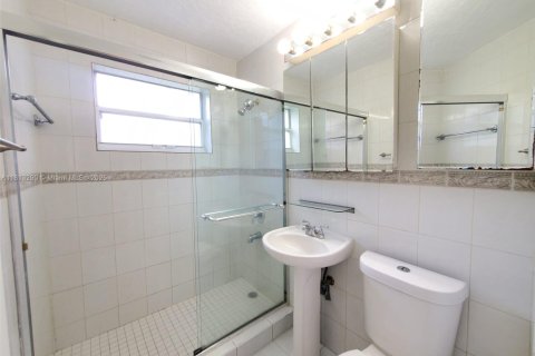 Villa ou maison à louer à Hollywood, Floride: 2 chambres, 80.27 m2 № 1959961 - photo 8