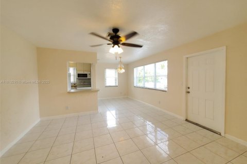 Villa ou maison à louer à Hollywood, Floride: 2 chambres, 80.27 m2 № 1959961 - photo 11