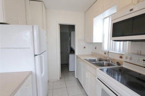 Villa ou maison à louer à Hollywood, Floride: 2 chambres, 80.27 m2 № 1959961 - photo 5