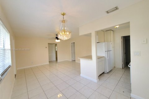 Villa ou maison à louer à Hollywood, Floride: 2 chambres, 80.27 m2 № 1959961 - photo 14