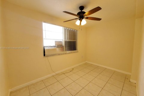 Villa ou maison à louer à Hollywood, Floride: 2 chambres, 80.27 m2 № 1959961 - photo 13