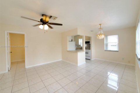 Villa ou maison à louer à Hollywood, Floride: 2 chambres, 80.27 m2 № 1959961 - photo 3