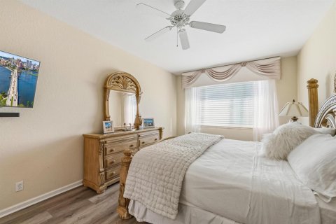 House in West Palm Beach, Florida 3 bedrooms, 184.32 sq.m. № 2242570 - photo 15