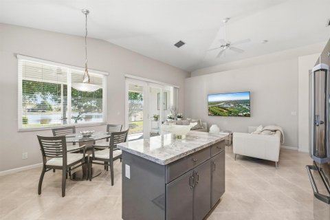 House in West Palm Beach, Florida 3 bedrooms, 184.32 sq.m. № 2242570 - photo 13