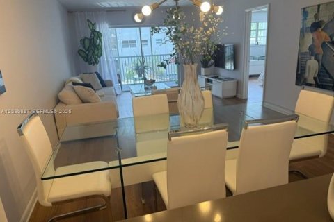 Condo in Hallandale Beach, Florida, 2 bedrooms  № 2083611 - photo 11