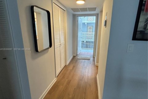 Condo in Hallandale Beach, Florida, 2 bedrooms  № 2083611 - photo 2