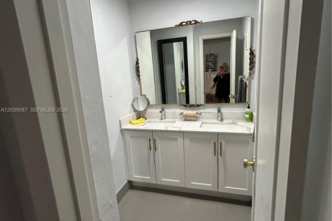 Condo in Hallandale Beach, Florida, 2 bedrooms  № 2083611 - photo 26