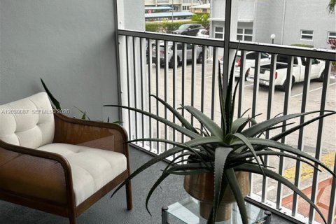 Condo in Hallandale Beach, Florida, 2 bedrooms  № 2083611 - photo 17