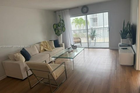 Condo in Hallandale Beach, Florida, 2 bedrooms  № 2083611 - photo 16