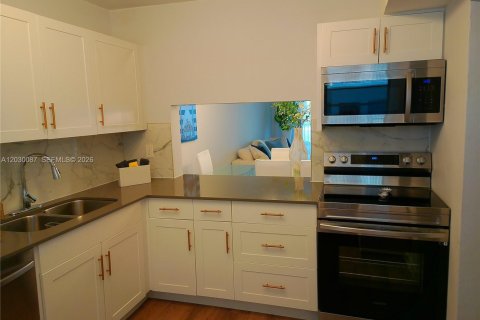 Condo in Hallandale Beach, Florida, 2 bedrooms  № 2083611 - photo 6