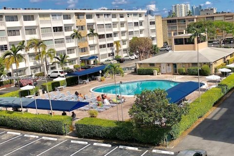 Condo in Hallandale Beach, Florida, 2 bedrooms  № 2083611