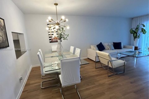 Condo in Hallandale Beach, Florida, 2 bedrooms  № 2083611 - photo 7