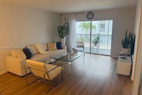 Condo in Hallandale Beach, Florida, 2 bedrooms  № 2083611 - photo 13