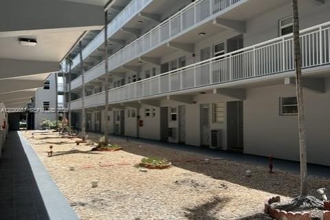 Condo in Hallandale Beach, Florida, 2 bedrooms  № 2083611 - photo 28