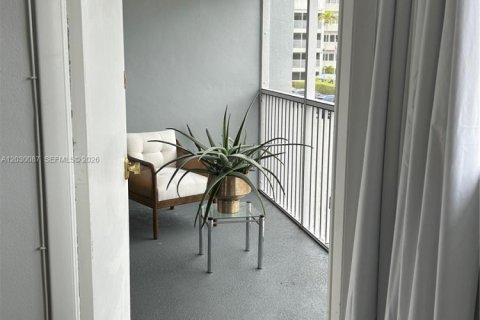 Condo in Hallandale Beach, Florida, 2 bedrooms  № 2083611 - photo 18