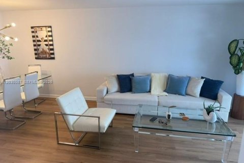 Condo in Hallandale Beach, Florida, 2 bedrooms  № 2083611 - photo 15