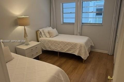Condo in Hallandale Beach, Florida, 2 bedrooms  № 2083611 - photo 23