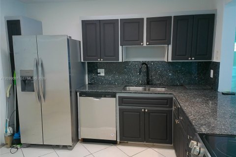 Condo in Hallandale Beach, Florida, 2 bedrooms  № 2083611 - photo 3
