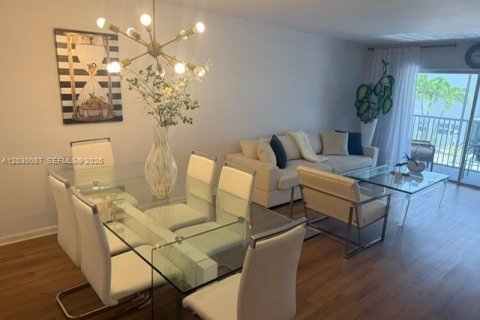 Condo in Hallandale Beach, Florida, 2 bedrooms  № 2083611 - photo 12