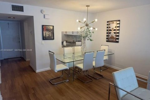 Condo in Hallandale Beach, Florida, 2 bedrooms  № 2083611 - photo 10