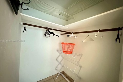 Condominio en alquiler en Miami Beach, Florida, 40.88 m2 № 1921888 - foto 14