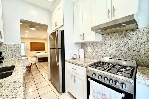 Condominio en alquiler en Miami Beach, Florida, 40.88 m2 № 1921888 - foto 12