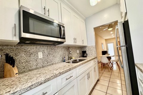 Condominio en alquiler en Miami Beach, Florida, 40.88 m2 № 1921888 - foto 13