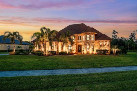Купить виллу или дом в Форт Майерс, Флорида 4 спальни, 315.87м2, № 1972547 - фото 1