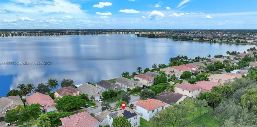 Villa ou maison à Miramar, Floride 5 chambres, 257.43 m2 № 1933446