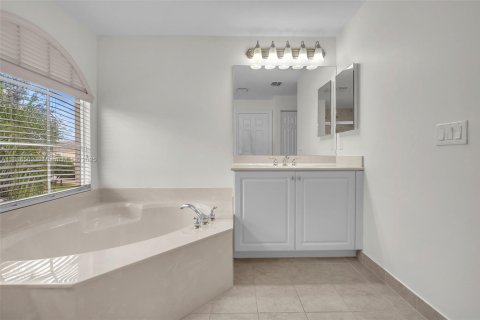 Villa ou maison à louer à Miramar, Floride: 5 chambres, 257.43 m2 № 1933446 - photo 25