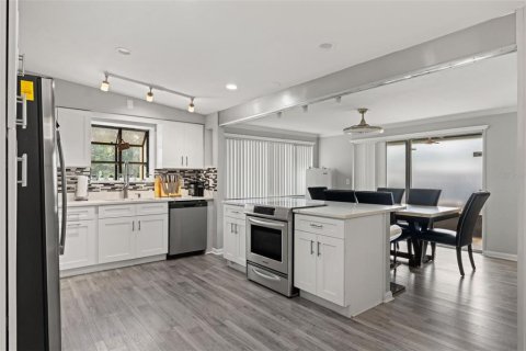 House in Tampa, Florida 4 bedrooms, 232.81 sq.m. № 2236604 - photo 9